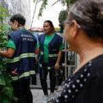 São Paulo (SP), 30/03/2023 - Agentes de vigilância em saúde fiscalizam e orientam moradores sobre focos do mosquito Aedes aegypti, transmissor da dengue, em Perdizes. Foto: Fernando Frazão/Agência Brasil