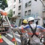 São Paulo (SP), 18/03/2024 - Funcionários da Enel trabalham na rua General Jardim, em Vila Buarque, durante falta de energia na região central. Foto: Rovena Rosa/Agência Brasil