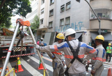 São Paulo (SP), 18/03/2024 - Funcionários da Enel trabalham na rua General Jardim, em Vila Buarque, durante falta de energia na região central. Foto: Rovena Rosa/Agência Brasil