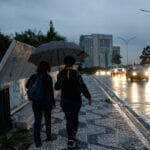 São Paulo (SP),14/03/2023 - Pessoas se protegem da chuva que deixa São Paulo em estado de atenção no final da tarde, no Viaduto Pompéia. Foto: Fernando Frazão/Agência Brasil