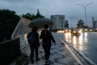 São Paulo (SP),14/03/2023 - Pessoas se protegem da chuva que deixa São Paulo em estado de atenção no final da tarde, no Viaduto Pompéia. Foto: Fernando Frazão/Agência Brasil