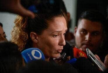 Rio de Janeiro (RJ), 24/03/2024 – A vereadora Mônica Benício fala à imprensa na porta da sede da Polícia Federal, no Rio de Janeiro. Foto: Tomaz Silva/Agência Brasil