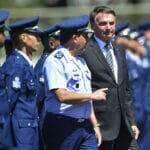 O comandante da Força Aérea Brasileira, Carlos de Almeida Baptista Júnior, e o presidente Jair Bolsonaro durante a cerimônia militar de promoção de Graduados do Quadro Especial de Sargentos (QESA), na Base Aérea de Brasília. Por: Marcelo Camargo/Agência Brasil