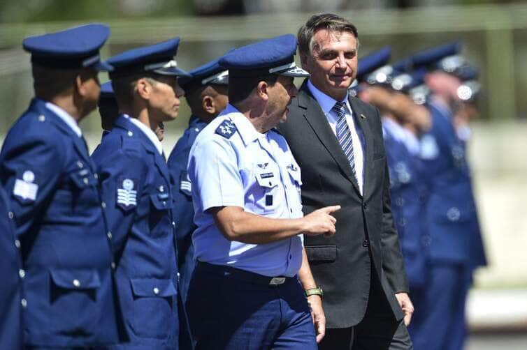 O comandante da Força Aérea Brasileira, Carlos de Almeida Baptista Júnior, e o presidente Jair Bolsonaro durante a cerimônia militar de promoção de Graduados do Quadro Especial de Sargentos (QESA), na Base Aérea de Brasília. Por: Marcelo Camargo/Agência Brasil