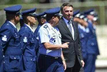 O comandante da Força Aérea Brasileira, Carlos de Almeida Baptista Júnior, e o presidente Jair Bolsonaro durante a cerimônia militar de promoção de Graduados do Quadro Especial de Sargentos (QESA), na Base Aérea de Brasília. Por: Marcelo Camargo/Agência Brasil