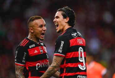 Cebolinha e Pedro comemoram vitória por 3 a 0 do Flamengo sobre o Nova Iguaçu, no jogo de ida da final do Carioca 2024 Por: Marcela Cortes/CRF/Direitos Reservados