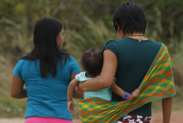 Yanomamis convivem nos arredores da Casa de Saúde do Índio, onde está instalado Hospital de Campanha da FAB, que presta atendimento aos indígenas trazidos em situação de emergência para Boa Vista. Por: Fernando Frazão/Agência Brasil