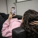 Brasília, 21/07/2023, A estudante Júlia, mexe em seu celular. Sonhos das juventudes: políticas ajudam a potencializar trajetórias e criar oportunidades. Foto: Antônio Cruz/Agência Brasil