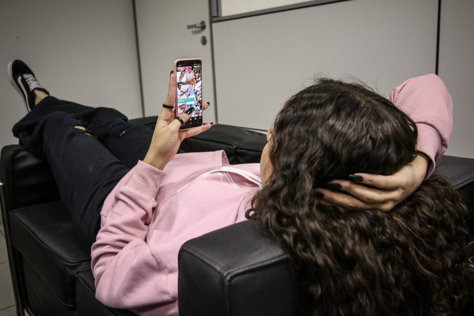 Brasília, 21/07/2023, A estudante Júlia, mexe em seu celular. Sonhos das juventudes: políticas ajudam a potencializar trajetórias e criar oportunidades. Foto: Antônio Cruz/Agência Brasil