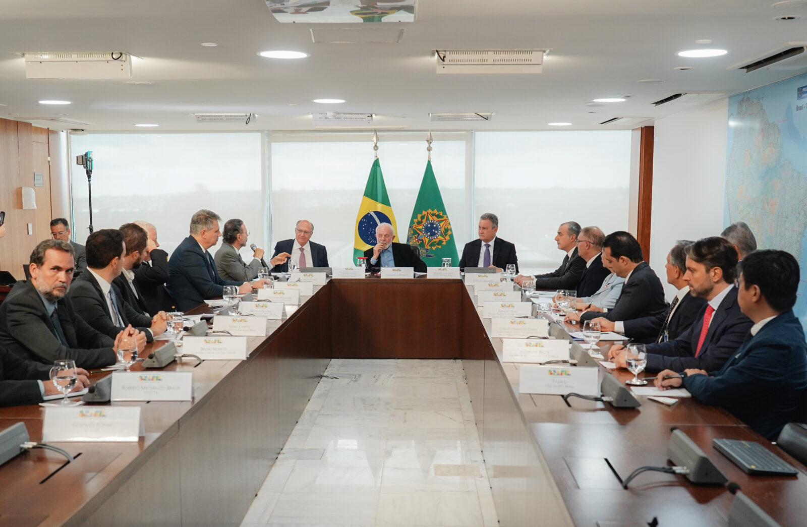 Brasília (DF), 14/03/2024, - O presidente Lula, durante reunião com vários executivos do setor automotivo e de biocombustíveis, no Palácio do Planalto. Foto: Rafa Neddermeyer/Agência Brasil