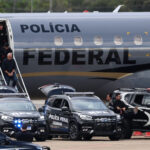 Brasília- DF 24-03-2024. Os mandantes do assassinato de Marielle Franco descendo do avião da PF no aeroporto de Brasília. Foto José Cruz/ Agência Brasil.