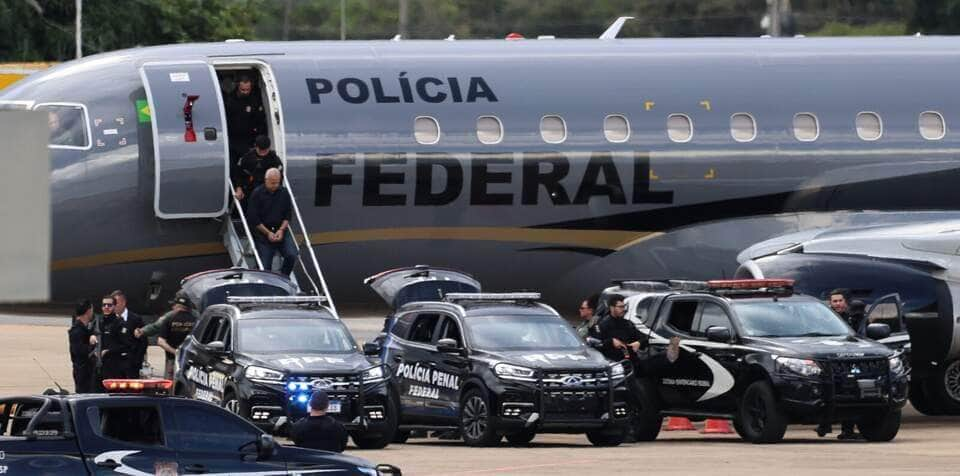 Brasília- DF 24-03-2024. Os mandantes do assassinato de Marielle Franco descendo do avião da PF no aeroporto de Brasília. Foto José Cruz/ Agência Brasil.