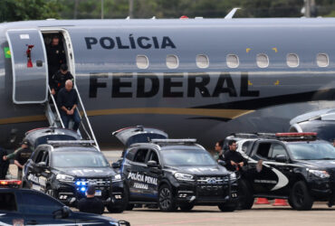 Brasília- DF 24-03-2024. Os mandantes do assassinato de Marielle Franco descendo do avião da PF no aeroporto de Brasília. Foto José Cruz/ Agência Brasil.