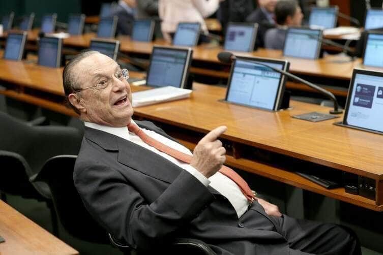 Brasília - Deputado Paulo Maluf durante reunião da CCJ da Câmara. Nesta terça-feira, a Primeira Turma do STF manteve a condenação do parlamentar. A defesa de Maluf vai recorrer ao plenário do STF contra a decisão (Wilson Dias/Agência Brasil