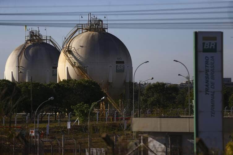Reservatórios de combustíveis da transpetro, em Brasília. Por: Marcelo Camargo/Agência Brasil
