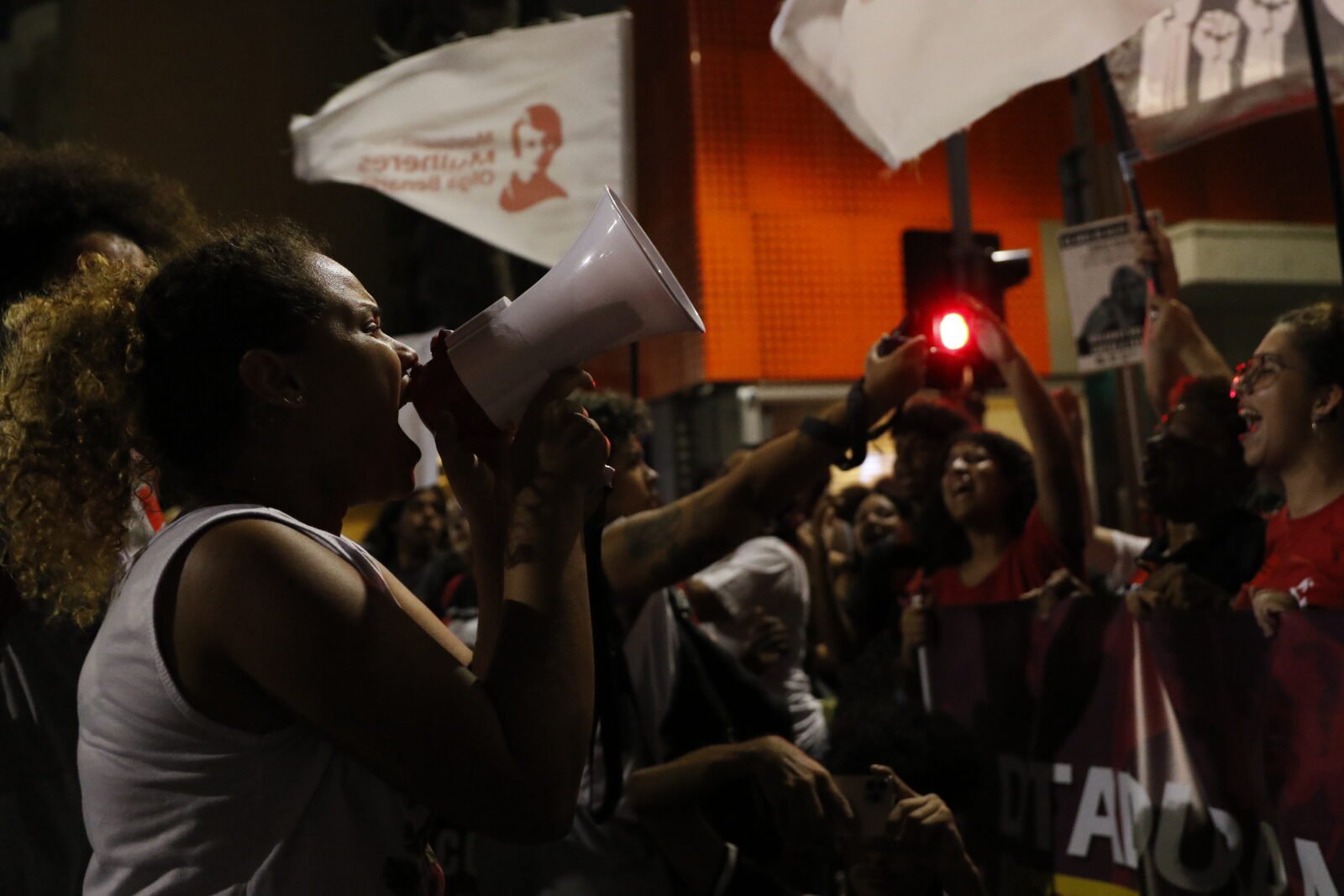 Rio de Janeiro (RJ) 08/03/2024 – A manifestação 8M reúne pessoas em luta por direitos femininos no Dia Internacional da Mulher, no Centro. Foto: Fernando Frazão/Agência Brasil