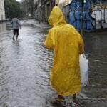 Rio de Janeiro (RJ) 22/03/2024 – Temporal atinge o Rio de Janeiro e trabalhadores deixam a região central da cidade, que tem ponto facultativo decretado com previsão de chuvas extremas. Foto: Fernando Frazão/Agência Brasil