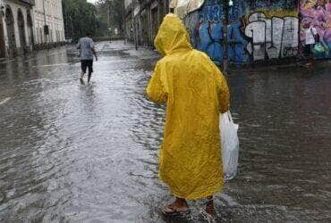 Rio de Janeiro (RJ) 22/03/2024 – Temporal atinge o Rio de Janeiro e trabalhadores deixam a região central da cidade, que tem ponto facultativo decretado com previsão de chuvas extremas. Foto: Fernando Frazão/Agência Brasil