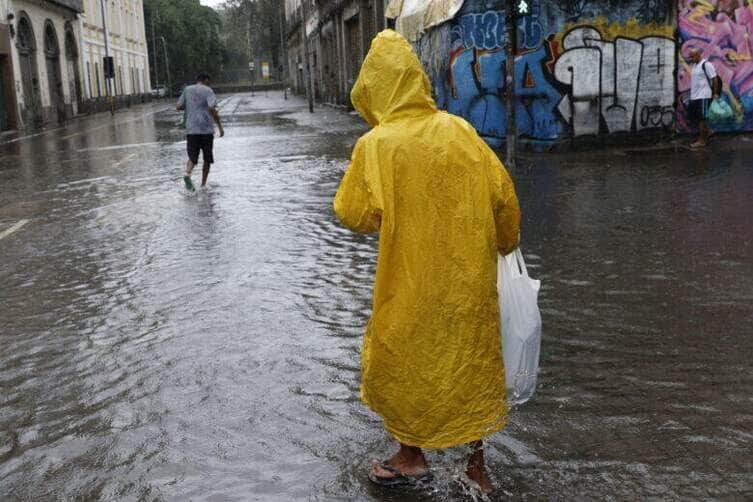 Rio de Janeiro (RJ) 22/03/2024 – Temporal atinge o Rio de Janeiro e trabalhadores deixam a região central da cidade, que tem ponto facultativo decretado com previsão de chuvas extremas. Foto: Fernando Frazão/Agência Brasil