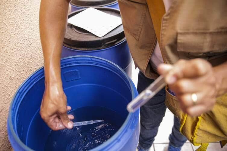 Brasília (DF), 29/02/2024 - Agentes da vigilância ambiental do DF encontram larvas do mosquito transmissor da dengue em residência no Guará, região administrativa do DF. Foto: Marcelo Camargo/Agência Brasil