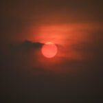 Porto Jofre (MT) 17/11/2023 – Fim de tarde com sol vermelho por conta da fumaça do incêndio florestal que atinge o Pantanal. Foto: Joédson Alves/Agência Brasil