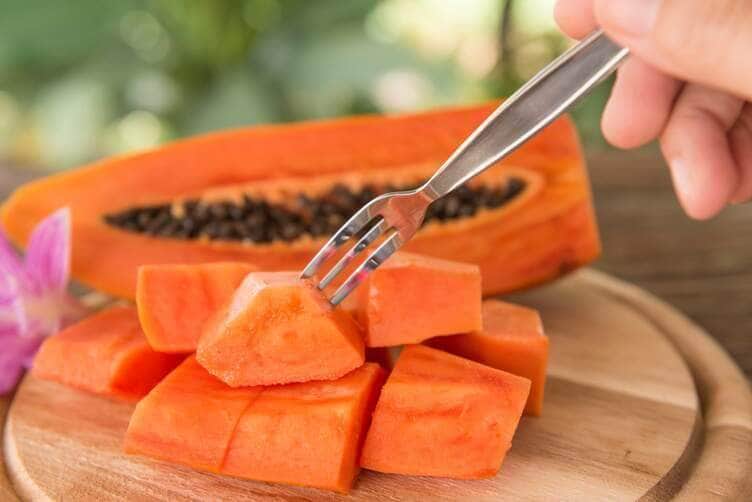 Emagrecimento: 6 frutas que ajudam a perder peso 5 Mamão - Fotos do Canva