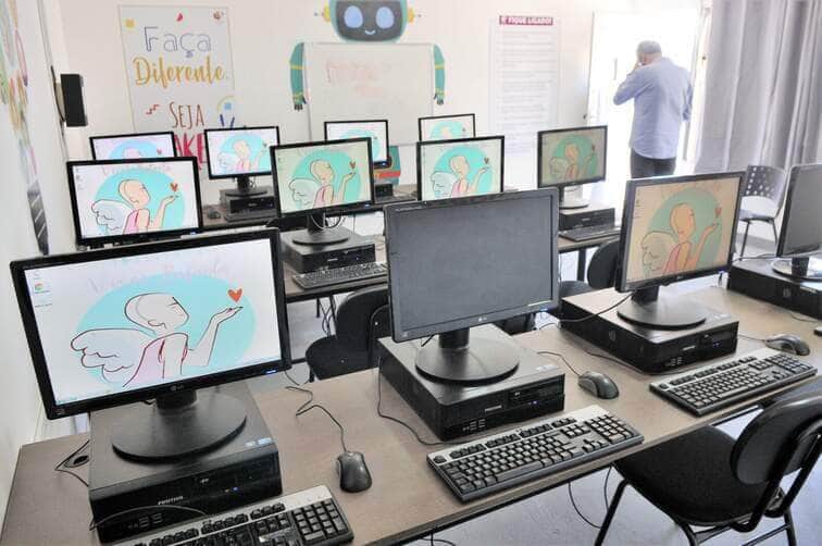 Ofertar e dinamizar o acesso à tecnologia a crianças e jovens é uma das prioridades do Governo do Distrito Federal (GDF). Neste sábado (28), foi dado mais um passo neste sentido com a inauguração do primeiro laboratório de informática fruto do programa Reciclotech. A entidade beneficiada é o Instituto Viver Rafaela, localizado no Setor de Indústrias do Gama. O instituto recebeu 15 computadores que permitiram a criação de um laboratório de inclusão digital. Foto: Acácio Pinheiro/Agência Brasília