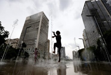 RETROSPECTIVA_2023 - Onda de calor em São Paulo. - Foto: Paulo Pinto/Agência Brasil