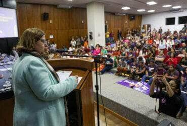 Brasília, DF 19/03/2024 A Ministra das Mulheres, Cida Gonçalves, durante o lançamento do Plano de Ação do Pacto Nacional de Prevenção aos Feminicídios e Programa Asas pro Futuro no evento Março das Mulheres: O #BrasilporElas no enfrentamento à misoginia e na promoção da igualdade. Foto: Fabio Rodrigues-Pozzebom/ Agência Brasil