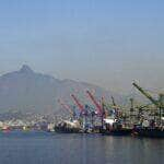 Atracação de navios no Caís do Porto do Rio de Janeiro, guindaste, container. Por: Tânia Rêgo/Agência Brasil