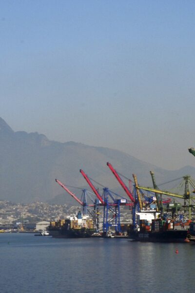 Atracação de navios no Caís do Porto do Rio de Janeiro, guindaste, container. Por: Tânia Rêgo/Agência Brasil
