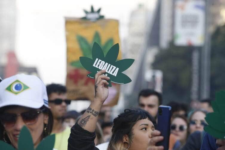 São Paulo (SP), 17/06/2023 - 15ª edição da Marcha da Maconha São Paulo na Avenida Paulista - Tema “Antiproibicionismo por uma questão de classe – Reparação por necessidade”. Foto Paulo Pinto/Agência Brasil