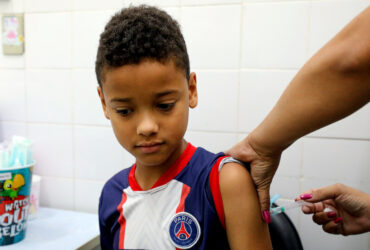 Brasília (DF) 09/02/2024 - Vacinação dengue crianças no DF - Vacina - Começa vacinação contra a dengue no sistema público de saúde do DF. Foto: Paulo H. Carvalho/Agência Brasília