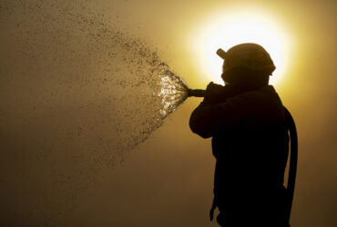 Porto Jofre (MT) 17/11/2023 – Brigadista do ICMBIO fazendo resfriamento do fogo, durante incêndio florestal que atige o Pantanal. Foto: Joédson Alves/Agência Brasil
