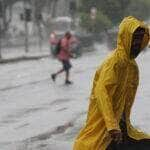 Rio de Janeiro (RJ) 22/03/2024 – Temporal atinge o Rio de Janeiro e trabalhadores deixam a região central da cidade, que tem ponto facultativo decretado com previsão de chuvas extremas. Foto: Fernando Frazão/Agência Brasil