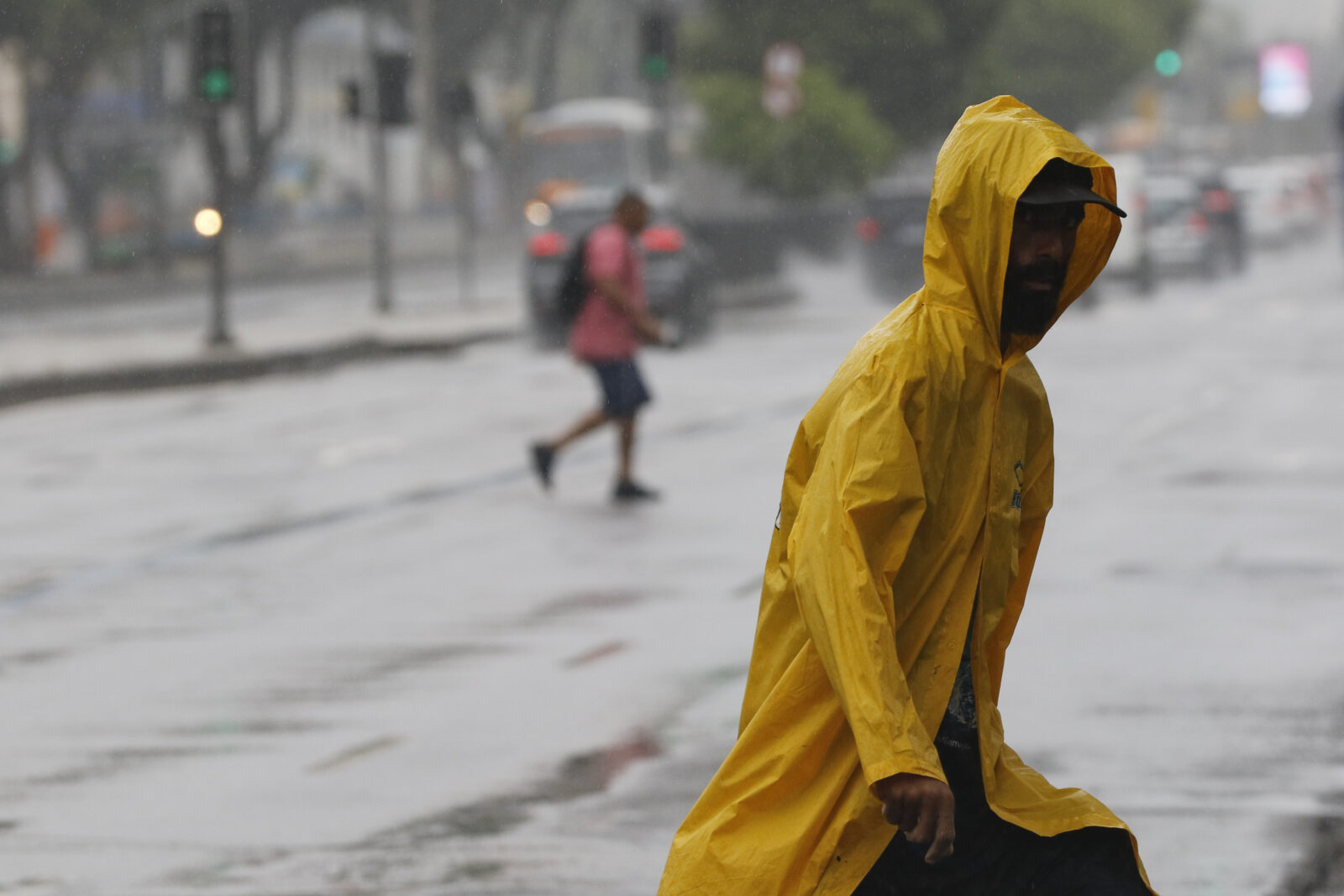 Rio de Janeiro (RJ) 22/03/2024 – Temporal atinge o Rio de Janeiro e trabalhadores deixam a região central da cidade, que tem ponto facultativo decretado com previsão de chuvas extremas. Foto: Fernando Frazão/Agência Brasil