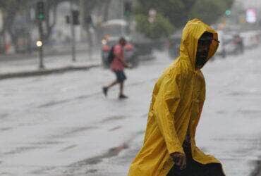 Rio de Janeiro (RJ) 22/03/2024 – Temporal atinge o Rio de Janeiro e trabalhadores deixam a região central da cidade, que tem ponto facultativo decretado com previsão de chuvas extremas. Foto: Fernando Frazão/Agência Brasil
