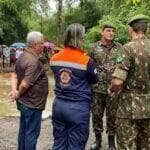 A Prefeitura de Ubatuba, Defesa Civil Municipal e Estadual e o Exército Brasileiro se reuniram hoje, 8, no bairro da Folha Seca para prestar ajuda humanitária à comunidade que ficou isolada com o desabamento da ponte que dá acesso a estrada SP-55. Foto: Defesa Civil Ubatuba/Divulgação