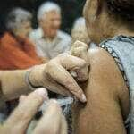 Idosos são vacinados em estação de metrô em Brasília, durante o dia D da Campanha Nacional de Vacinação contra Gripe de 2014 que começou na última terça-feira (22) vai até 9 de maio (Marcelo Camargo/Agência Brasil)