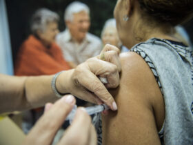 Idosos são vacinados em estação de metrô em Brasília, durante o dia D da Campanha Nacional de Vacinação contra Gripe de 2014 que começou na última terça-feira (22) vai até 9 de maio (Marcelo Camargo/Agência Brasil)