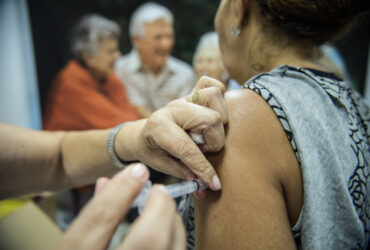 Idosos são vacinados em estação de metrô em Brasília, durante o dia D da Campanha Nacional de Vacinação contra Gripe de 2014 que começou na última terça-feira (22) vai até 9 de maio (Marcelo Camargo/Agência Brasil)