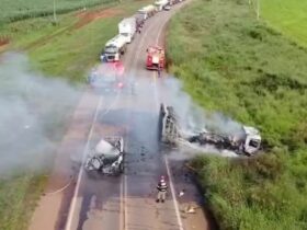 Colisão entre caminhão e carro causa incêndio e congestionamento em rodovia de Mato Grosso