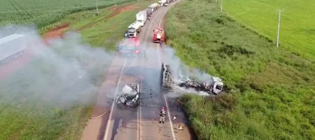 Colisão entre caminhão e carro causa incêndio e congestionamento em rodovia de Mato Grosso
