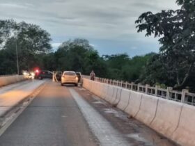 Suspeitos morrem após roubo de veículo e sequestro de motorista em Cuiabá