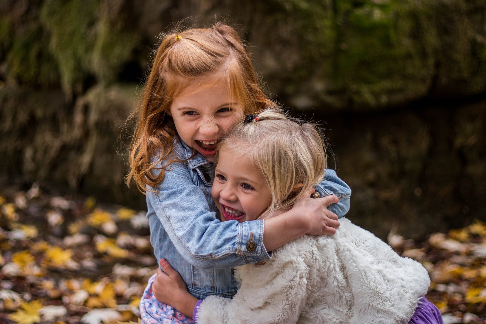 2 meninas se abraçando ao ar livre durante o dia - Fotos do Canva