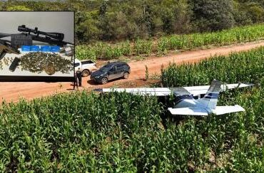 Avião cai em milharal e dois suspeitos são presos transportando armas e munições
