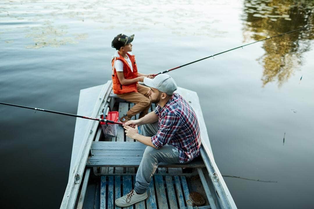Aproveitando a pesca com o pai - Fotos do Canva