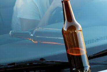 Cara bêbado no carro - Fotos do Canva