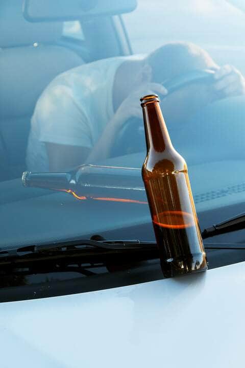 Dirigir alcoolizado no Brasil: O que diz a lei? 4 Cara bêbado no carro - Fotos do Canva