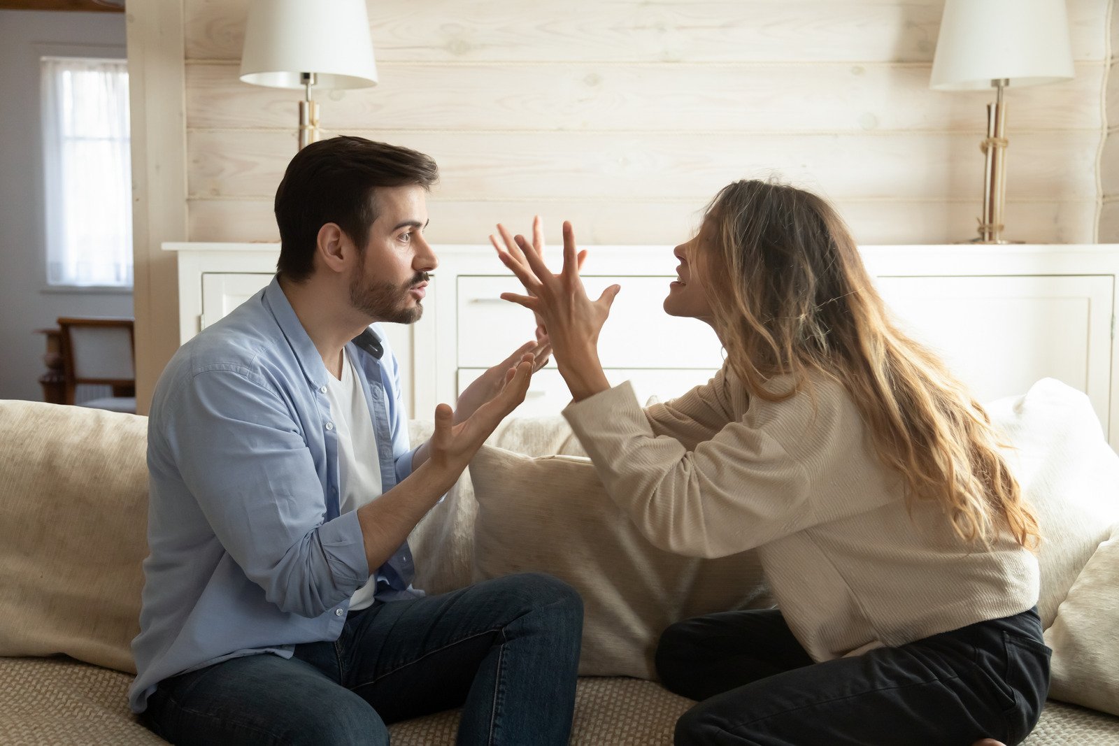 Casal estressado irritado emocional discutindo em casa. - Fotos do Canva